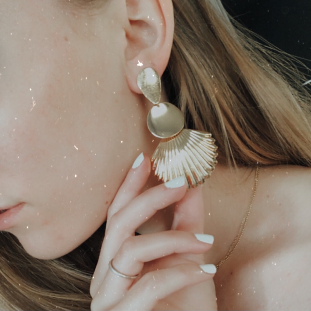 Armora’s | Gold Shell Earrings
